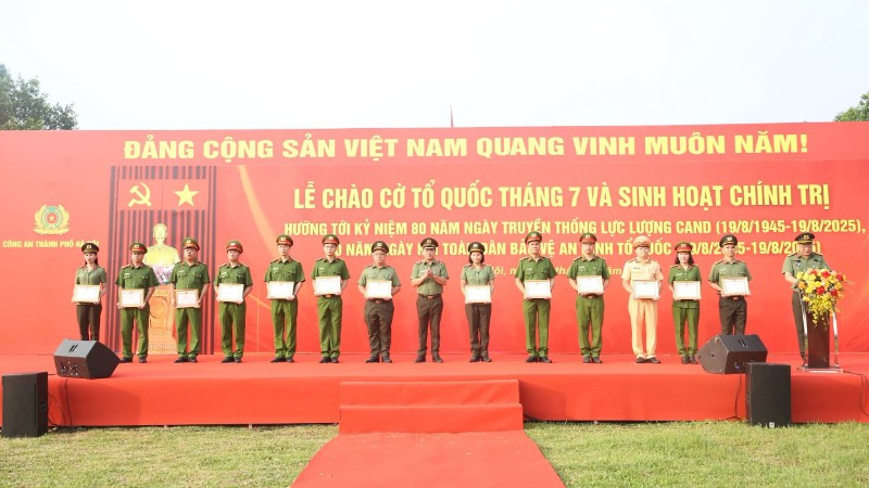 Trung tướng Nguyễn Thanh Tùng trao thưởng Bằng khen của UBND Thành phố tặng 7 tập thể và 18 cá nhân có thành tích xuất sắc trong phong trào thi đua.