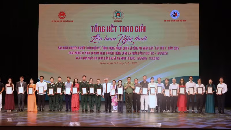 Ban tổ chức trao Huy chương vàng cho các cá nhân.