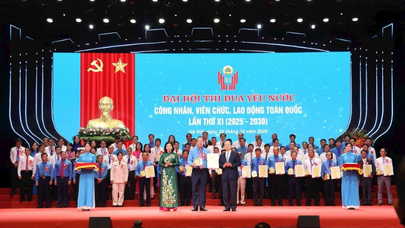 Chủ tịch Công đoàn Điện lực Việt Nam nhận Giấy chứng nhận và biểu trưng Tập thể điển hình tiên tiến xuất sắc tiêu biểu tại Đại hội thi đua yêu nước công nhân, viên chức, lao động toàn quốc lần thứ XI, giai đoạn 2025-2030.