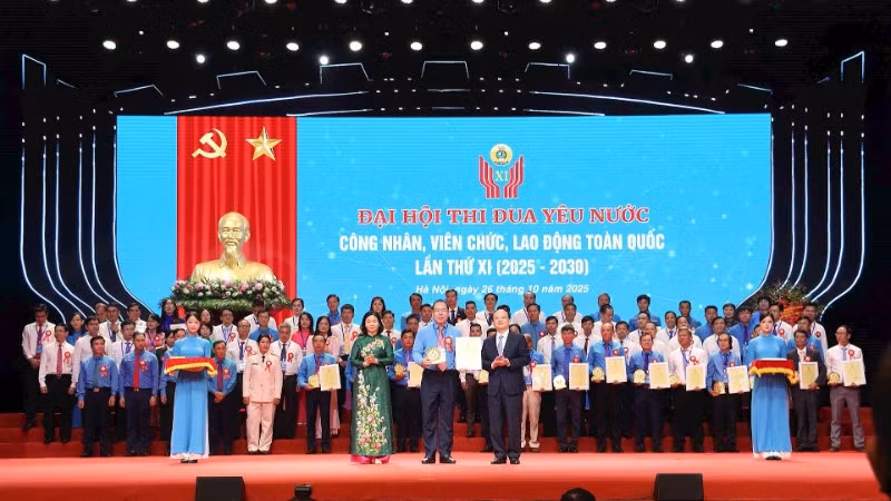 Chủ tịch Công đoàn Điện lực Việt Nam nhận Giấy chứng nhận và biểu trưng Tập thể điển hình tiên tiến xuất sắc tiêu biểu tại Đại hội thi đua yêu nước công nhân, viên chức, lao động toàn quốc lần thứ XI, giai đoạn 2025-2030.