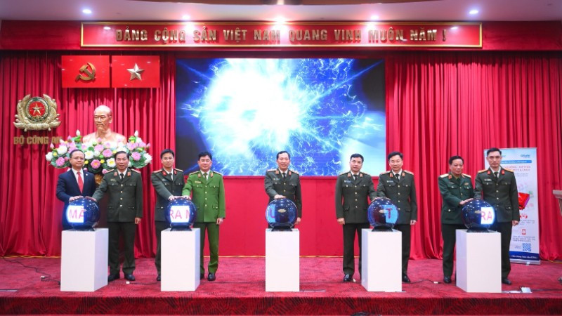 Các đại biểu thực hiện nghi thức ra mắt Trung tâm thông tin chỉ huy kết nối hệ thống truyền tin, báo sự cố phòng cháy, chữa cháy.