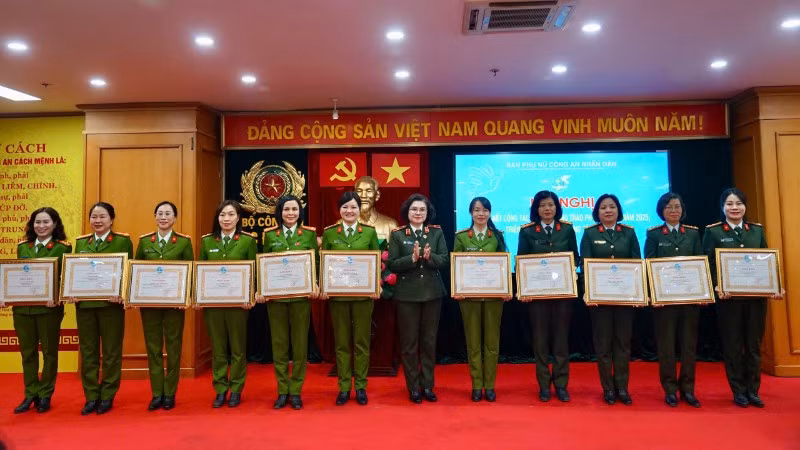Thiếu tướng Ngô Hoài Thu trao Bằng khen của Đoàn chủ tịch Trung ương Hội Phụ nữ Việt Nam tặng các tập thể xuất sắc.