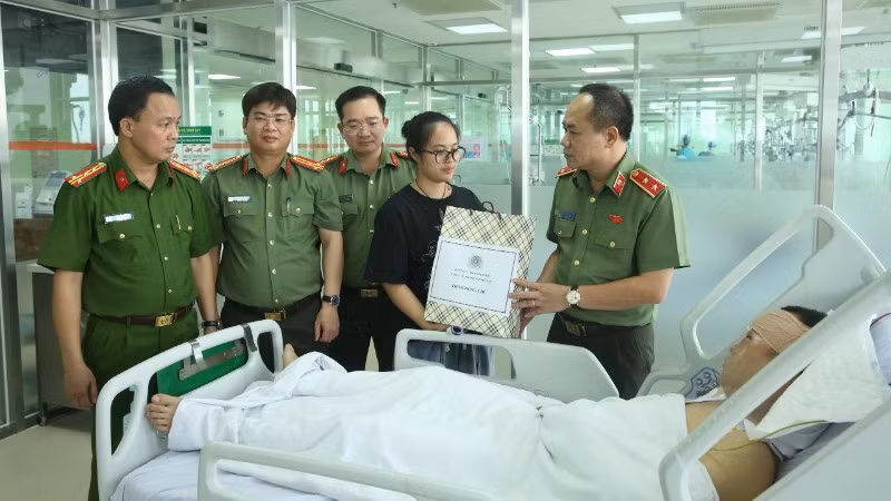 Giám đốc Công an thành phố Hà Nội cùng lãnh đạo, chỉ huy thăm hỏi, động viên Đại úy Lê Đình Công.