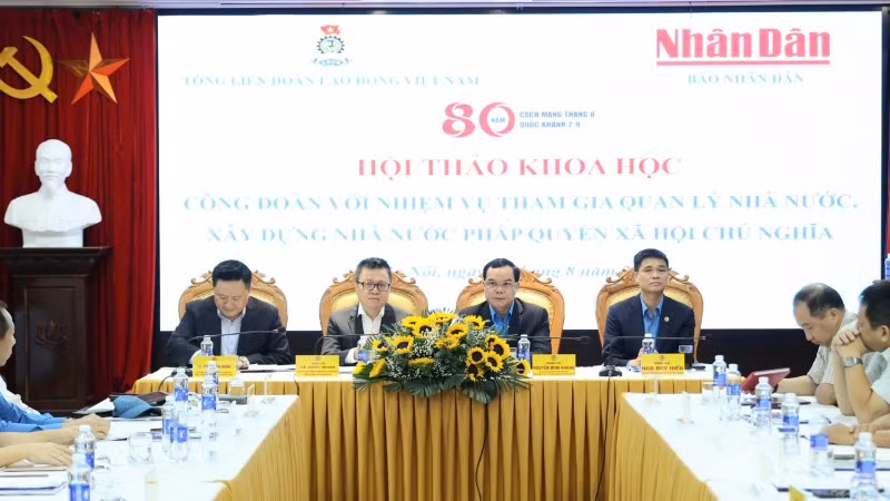 Các đồng chí chủ trì hội thảo.