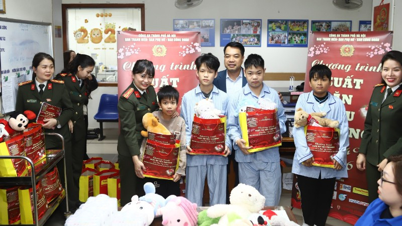 Tặng quà các cháu nhỏ tại Viện Huyết học-Truyền máu Trung ương.