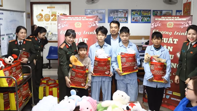 Tặng quà các cháu nhỏ tại Viện Huyết học-Truyền máu Trung ương.