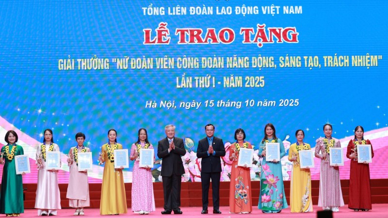 Phó Thủ tướng Thường trực Chính phủ Nguyễn Hòa Bình và Chủ tịch Tổng Liên đoàn Lao động Nguyễn Đình Khang trao giải thưởng tặng 10 nữ đoàn viên Công đoàn năng động, sáng tạo, trách nhiệm.