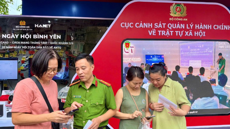 Hướng dẫn người dân tích hợp tài khoản an sinh nhận quà của Chính phủ dịp 2/9.