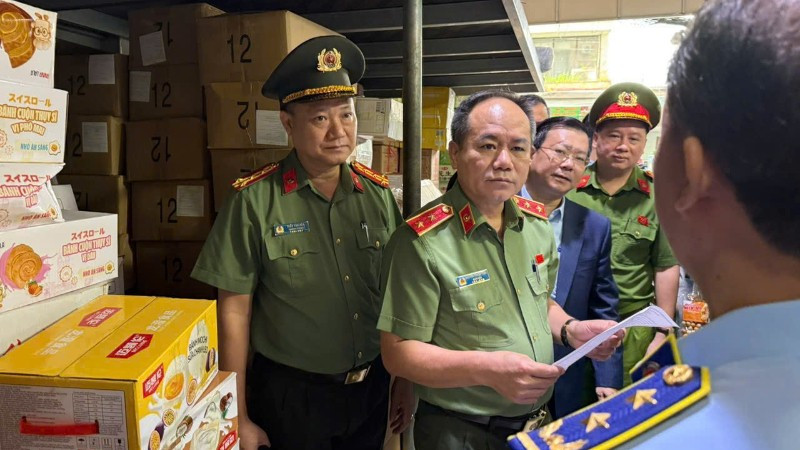 Giám đốc Công an Hà Nội kiểm tra các cơ sở sản xuất kinh doanh tại làng nghề La Phù.