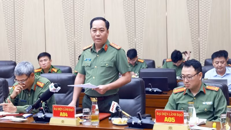 Đại tá Phạm Mạnh Hùng, Phó Cục trưởng An ninh kinh tế thông tin tại họp báo.