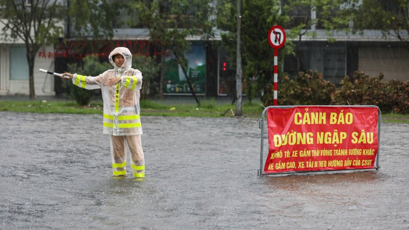 Cảnh sát giao thông Hà Nội điều tiết và cảnh báo giao thông sáng 7/10.
