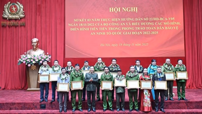 Thứ trưởng Lê Văn Tuyến trao Bằng khen của Bộ Công an tặng các cá nhân điển hình xuất sắc trong phong trào toàn dân bảo vệ an ninh Tổ quốc giai đoạn 2022-2025.