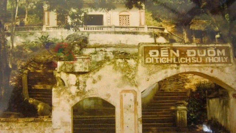 Cổng đền Đuổm ghi "Đền Đuổm, di tích lịch sử thời Lý" là chưa đúng, vì cổng đền Đuổm và lầu Chuông được xây dựng mới năm 1996, 1998.