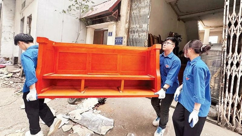 Đoàn viên phường Hồng Hà xung kích giải phóng mặt bằng hai dự án cầu lớn