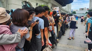Hàng dài người dân trên địa bàn thành phố Đà Nẵng xếp hàng nộp hồ sơ đăng ký mua nhà ở xã hội An Trung 2.