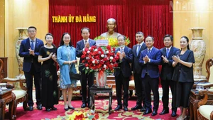 Bí thư Thành ủy Đà Nẵng Nguyễn Văn Quảng cùng Đại sứ đặc mệnh toàn quyền nước Cộng hòa Nhân dân Trung Hoa tại Việt Nam Hà Vĩ và Phu nhân.
