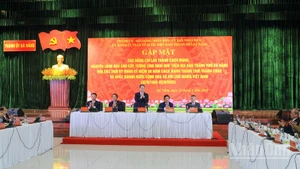 Bí thư Thành ủy Nguyễn Văn Quảng cùng các đồng chí lãnh đạo thành phố chủ trì hội nghị.