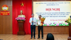 Đại diện Ban Tổ chức trao giải cho tập thể có nhiều bài dự thi chất lượng.