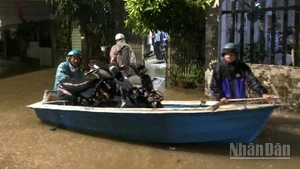 Người dân khu vực đường Mẹ Suốt chạy lụt trong đêm.