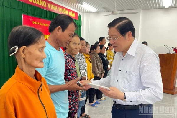 Đồng chí Phan Đình Trạc, Ủy viên Bộ Chính trị, Trưởng Ban Nội chính Trung ương, tặng quà người dân xã Hàm Thuận.