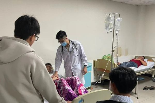 Các bệnh nhân bị ngộ độc nằm điều trị tại bệnh viện.