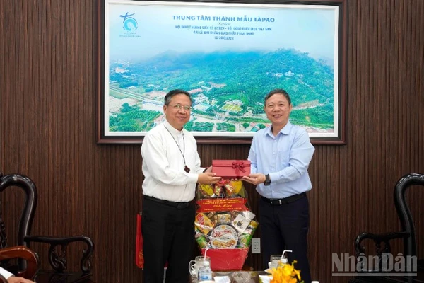 Đoàn công tác của Thành ủy Thành phố Hồ Chí Minh thăm tổ chức, cá nhân tiêu biểu đạo Công giáo tại Lâm Đồng.