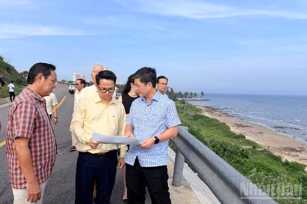 Đoàn khảo sát Ủy ban nhân dân tỉnh giới thiệu Công ty Cổ phần đầu tư xây dựng BCONS khu vực đầu tư.