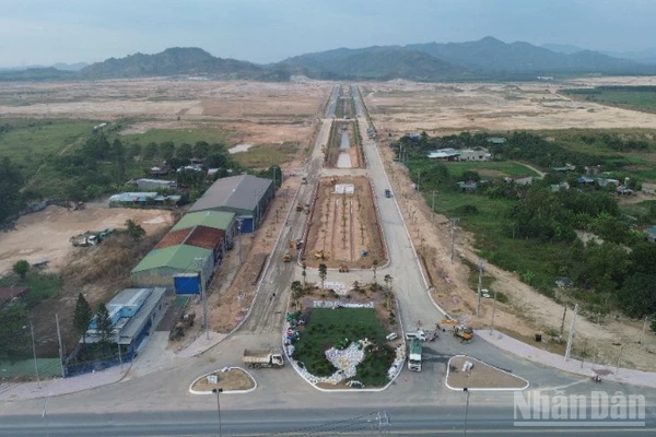 Khu công nghiệp Tân Đức đang hoàn thành cổng chào.