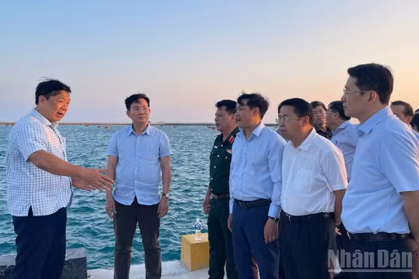 Ông Hồ Văn Mười, Chủ tịch Ủy ban nhân dân tỉnh Lâm Đồng (đứng thứ hai từ trái sang) cùng với đoàn khảo sát tham quan Khu tránh trú bão cảng Phú Quý.