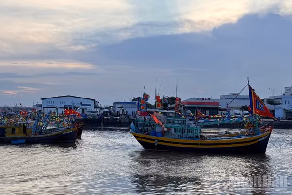 Tàu cá gắn cờ chào mừng Lễ hội Cầu ngư.