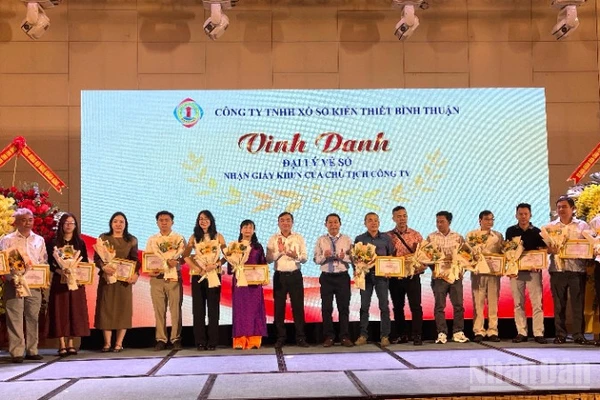 Công ty trao bằng khen cho các đại lý.