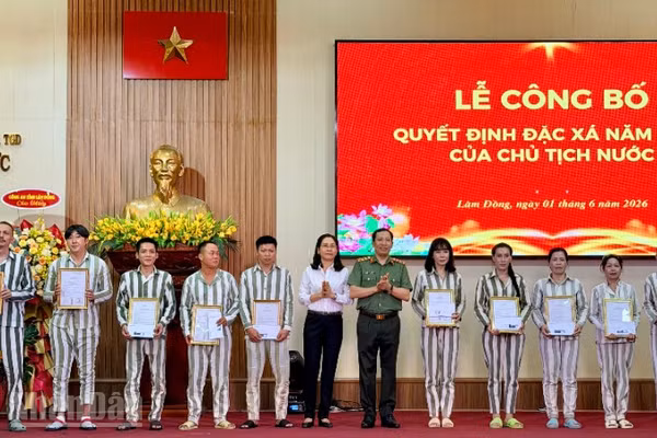 Thứ trưởng Công an Lê Văn Tuyến trao quyết định đặc xá cho các phạm nhân.