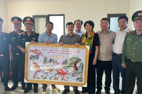 Đoàn công tác đã ra thăm Điểm cơ sở A6-Hòn Hải thuộc Đặc khu Phú Quý.