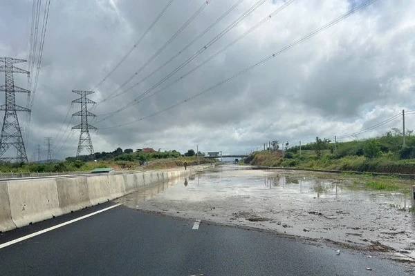 Cao tốc Phan Thiết-Dầu Giây bị ngập sâu.