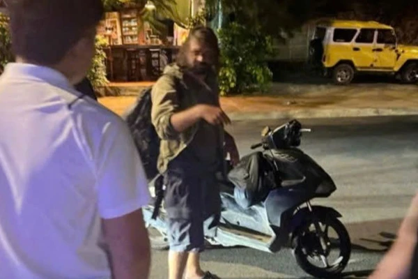 Du khách nước ngoài đâm chiến sĩ Công an bị thương.