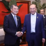 Thủ tướng Chính phủ Lê Minh Hưng gặp gỡ Thủ tướng Malaysia Anwar Ibrahim. (Ảnh: VGP/Nhật Bắc)