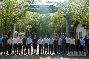 Đoàn khảo sát chụp ảnh lưu niệm tại Khu trưng bày Di tích lịch sử Làng cao-su thời Pháp thuộc. (Ảnh: Linh Bảo)