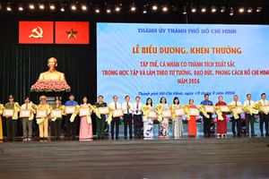 Lãnh đạo Thành phố Hồ Chí Minh tặng Bằng khen, tặng hoa cho các tập thể có thành tích xuất sắc trong học tập và làm theo tư tưởng, đạo đức, phong cách Hồ Chí Minh năm 2026. (ảnh: Quốc Thanh).