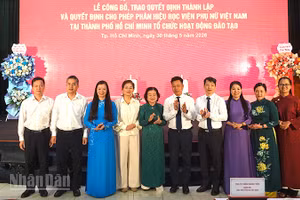 Ban Giám đốc học viện, phân hiệu chụp ảnh lưu niệm với các đại biểu. (Ảnh: Linh Bảo).