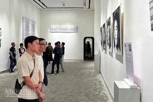 Nhiều bạn trẻ tham quan triển lãm nghệ thuật "Phổ thinh lặng". (Ảnh: Linh Bảo)