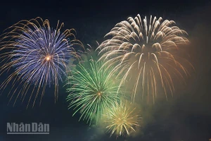 Thành phố Hồ Chí Minh bắn pháo hoa chào năm mới tại 4 điểm. (Ảnh: THẾ ANH)