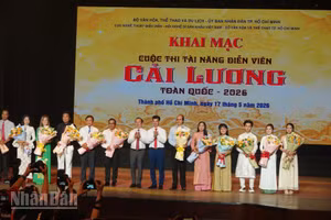 Các đại biểu tặng hoa cho đại diện các đơn vị có thí sinh tham gia cuộc thi. (Ảnh: Linh Bảo).