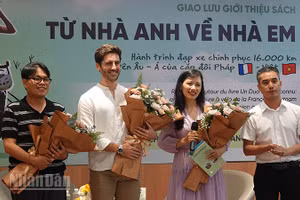 Đại diện Nhà xuất bản Kim Đồng tặng hoa cho tác giả Thibault và khách mời. (Ảnh: LINH BẢO)