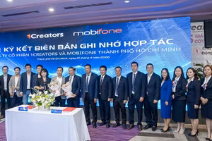 Các đại biểu chụp ảnh lưu niệm sau buổi ký kết hợp tác. (Ảnh: NGỌC HƯƠNG)