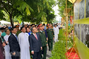 Các đại biểu tham quan triển lãm tại Công viên Lam Sơn. (Ảnh MẠNH HẢO)