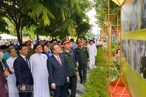 Các đại biểu tham quan triển lãm tại Công viên Lam Sơn. (Ảnh MẠNH HẢO)