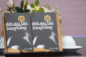 Bìa cuốn sách "Đời đôi lần lúng túng" của nhà văn Nguyễn Đông Thức. (Ảnh: Linh Bảo)