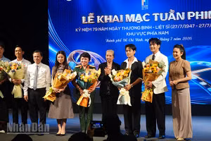 Đại biểu tặng hoa cho đoàn phim Mưa đỏ tại Lễ khai mạc. (Ảnh: Linh Bảo).
