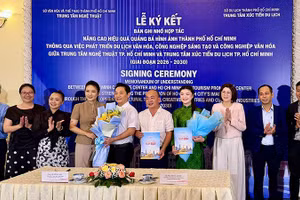 Hai bên chụp ảnh lưu niệm sau buổi ký kết. (Ảnh: Sở Du lịch)