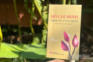 Bìa tập thơ "Hồ Chí Minh - Người tin ở con người" của nhà thơ Hải Như do Nhà xuất bản Chính trị quốc gia Sự thật phát hành. (Ảnh: Linh Bảo)